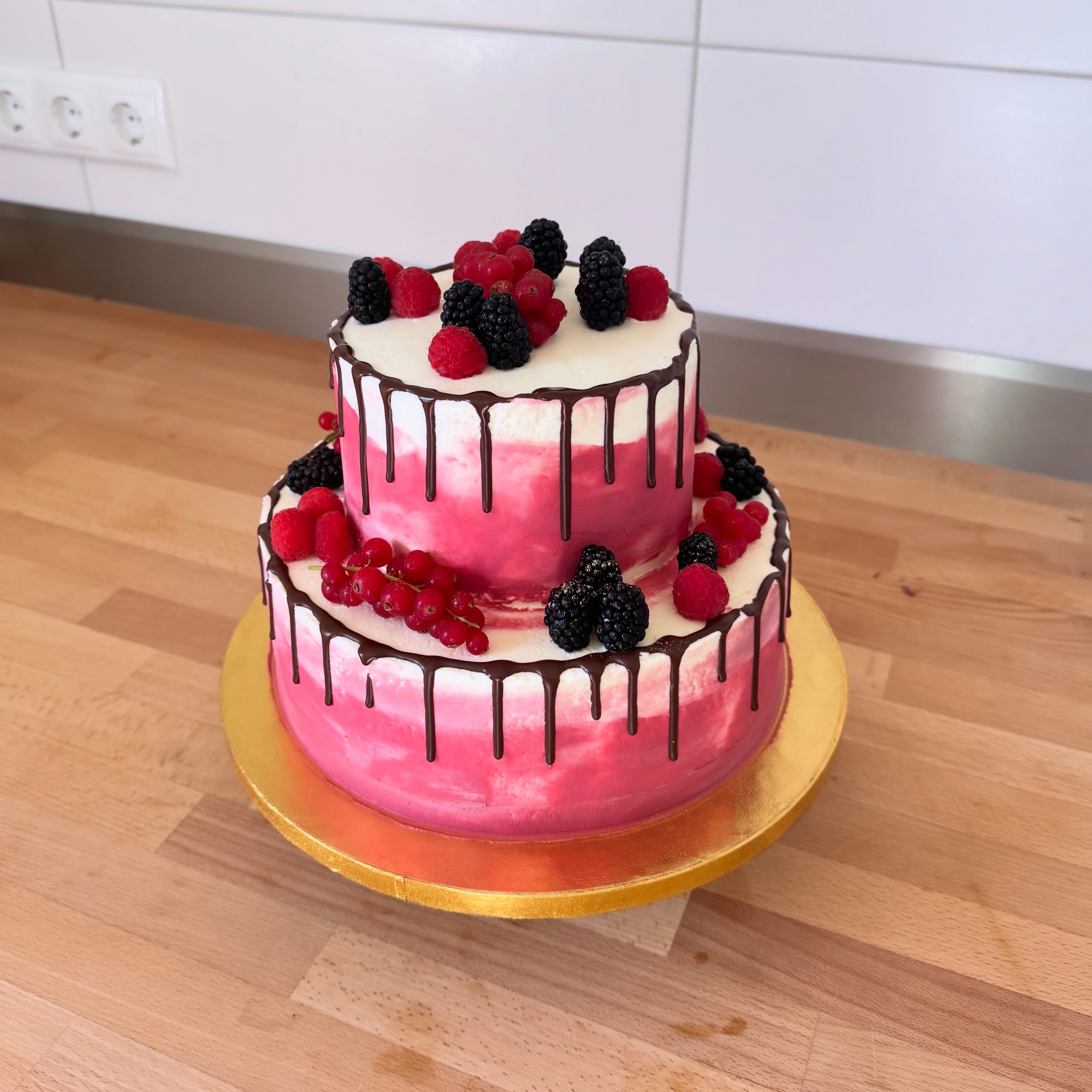 Waldbeeren-Torte mit Schokodrip